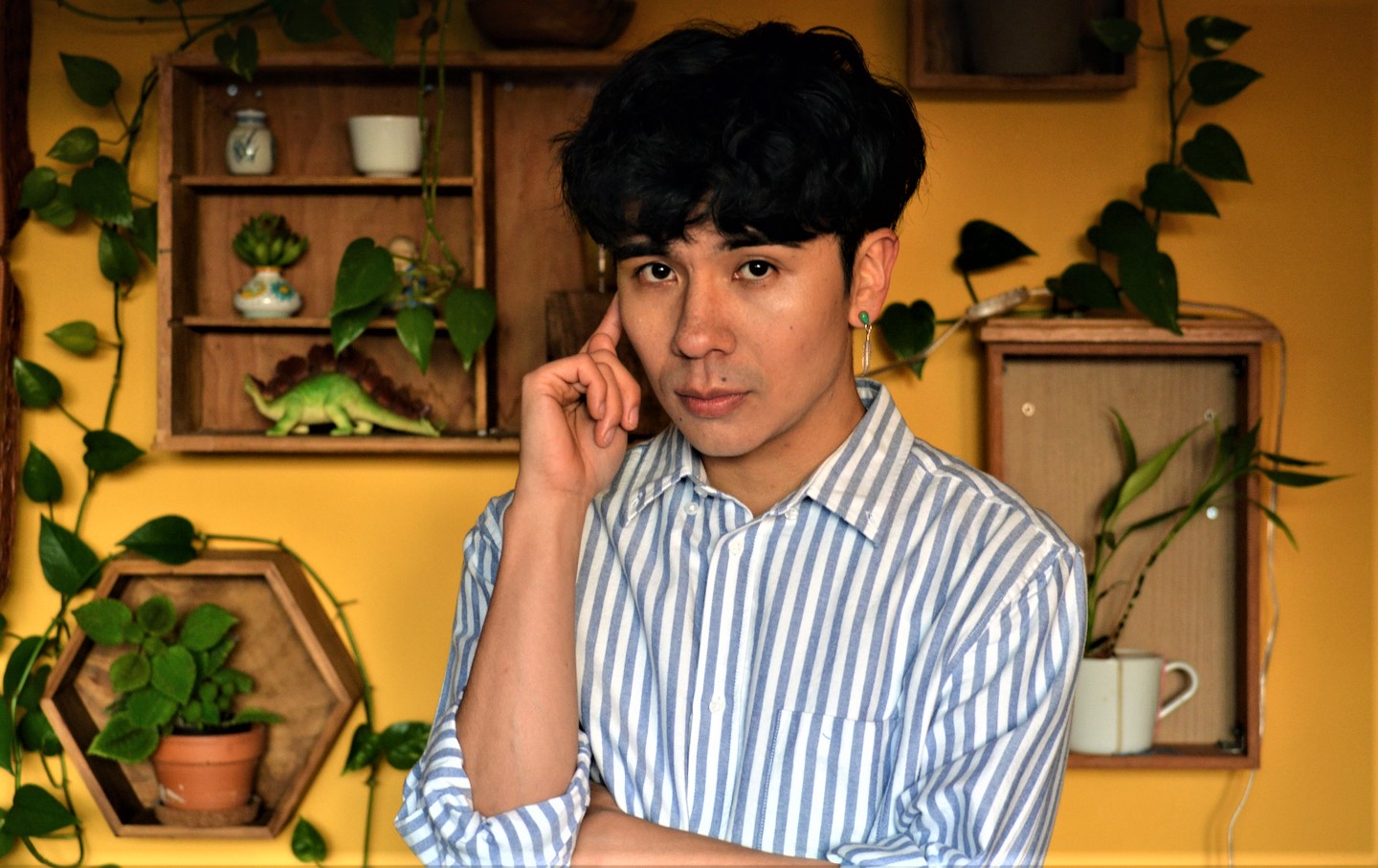 Read more about the article Ocean Vuong (14-10-1988) Στη γη είμαστε πρόσκαιρα υπέροχοι. μτφρ. Έφη Φρυδά