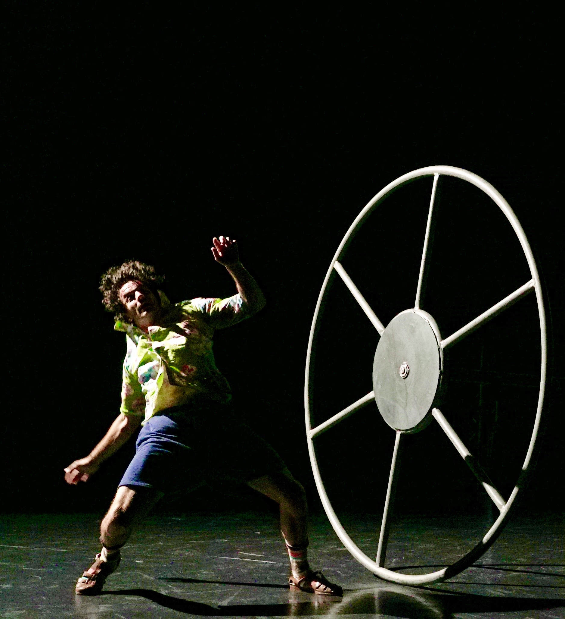 You are currently viewing Κωνσταντίνος Μπούρας:  Περί Χρόνου στο θέατρο Ροές. “9.25” από την ομάδα χορού και ακροβασίας «Κι όμΩς κινείται».