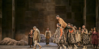 Κωνσταντίνος Μπούρας: Το θέατρο τού λόγου στην βέλτιστη εικονοποίησή του – Η «Αιολική Γη» του Ηλία Βενέζη στο Εθνικό μας Θέατρο   