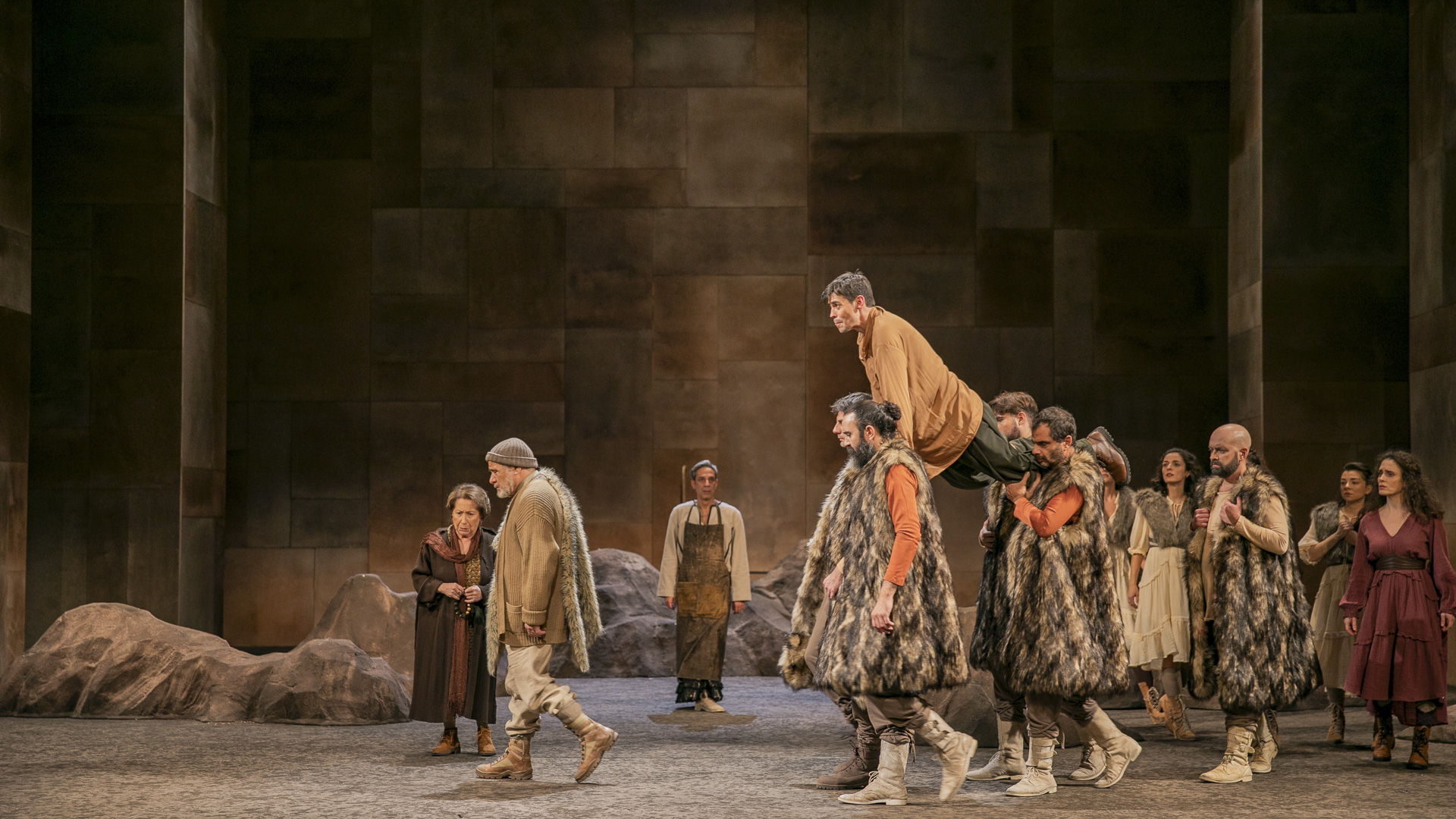 You are currently viewing Κωνσταντίνος Μπούρας: Το θέατρο τού λόγου στην βέλτιστη εικονοποίησή του – Η «Αιολική Γη» του Ηλία Βενέζη στο Εθνικό μας Θέατρο   
