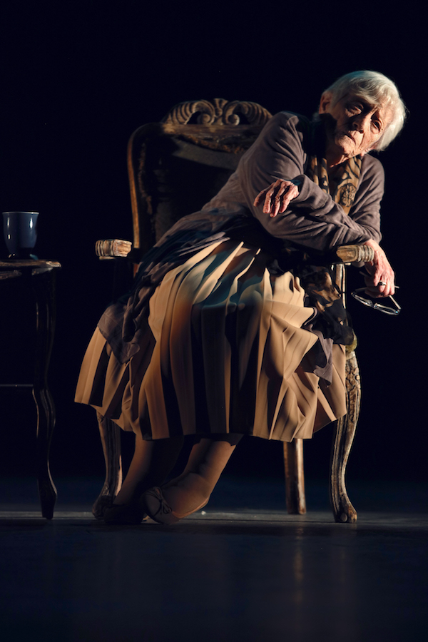 You are currently viewing Κωνσταντίνος Μπούρας: Μια ζωή γερμανική τού Κρίστοφερ Χάμπτον με την μεγίστη Δέσποινα Μπεμπεδέλη (στην κεντρική σκηνή του Εθνικού μας Θεάτρου επί της οδού Αγίου Κωνσταντίνου) για μία και μόνη, αλησμόνητη παράσταση…
