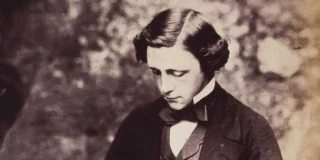 Lewis Carroll (27/1/1832 – 14/1/1898): Από την Αλίκη στη Χώρα των Θαυμάτων. Μτφρ.: Παυλίνα Παμπούδη. Εκδ. printa/ ροές