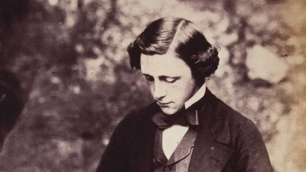 Read more about the article Lewis Carroll (27/1/1832 – 14/1/1898): Από την Αλίκη στη Χώρα των Θαυμάτων. Μτφρ.: Παυλίνα Παμπούδη. Εκδ. printa/ ροές