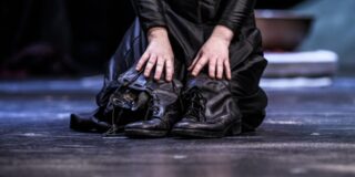 Ευριπίδη Ικέτιδες. Χορός των μανάδων. Επιλογή κειμένου και μουσικής, διδασκαλία κειμένου: Μανώλης Γιούργος. Απόδοση & μοντάζ: Γεωργία Δεληγιαννοπούλου