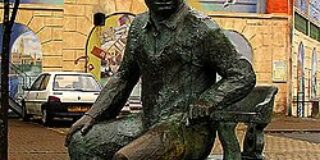 Ντύλαν Τόμας: Κάτω από το Γαλατόδασος (απόσπασμα). Μτφρ.: Παυλίνα Παμπούδη – Έφη Φρυδά. Εκδ. Νίκας 2025