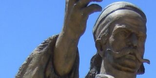 Γιάννης Κολοκοτρώνης: Σχόλιο στον ανδριάντα του Πετρόμπεη Μαυρομιχάλη του Βάσου Φαληρέα στην Αρεόπολη Μάνης (1982) και του Αλέξανδρου Σαντή στον Πειραιά (2025).