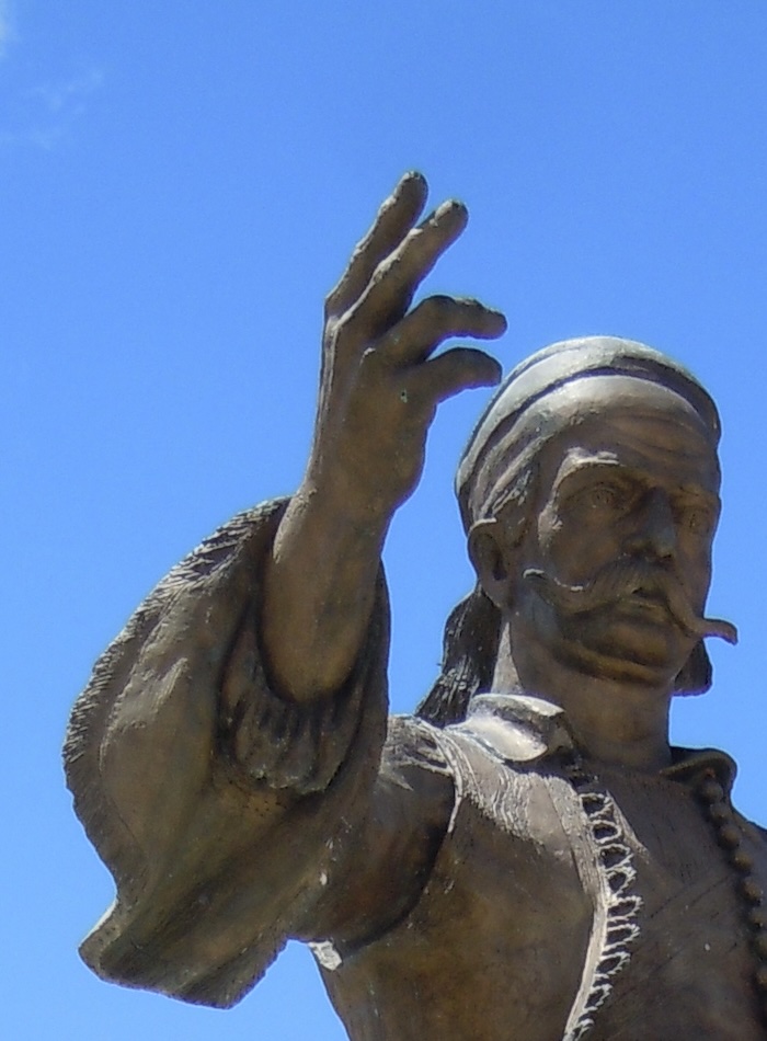 Read more about the article Γιάννης Κολοκοτρώνης: Σχόλιο στον ανδριάντα του Πετρόμπεη Μαυρομιχάλη του Βάσου Φαληρέα στην Αρεόπολη Μάνης (1982) και του Αλέξανδρου Σαντή στον Πειραιά (2025).