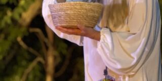 Κωνσταντίνος Μπούρας:  Μονολογική ευωχία  στις 24.9.2025 στο Κηποθέατρο Παπάγου με την ”ΙΛΑΡΙΟΠΟΥΛΑ”,  τη συγκλονιστική ιστορία / ύμνος στην μνήμη και την Κρητική ψυχή της Κατερίνας Λάριου Μοσχάκη με την Ευτυχία Μοσχάκη σε σκηνοθεσία Στέλλας Ρουσάκη.