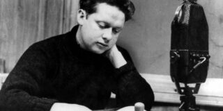 Ντύλαν Τόμας: Κάτω από το Γαλατόδασος (απόσπ.) Μτφρ: Παυλίνα Παμπούδη – Έφη Φρυδά.