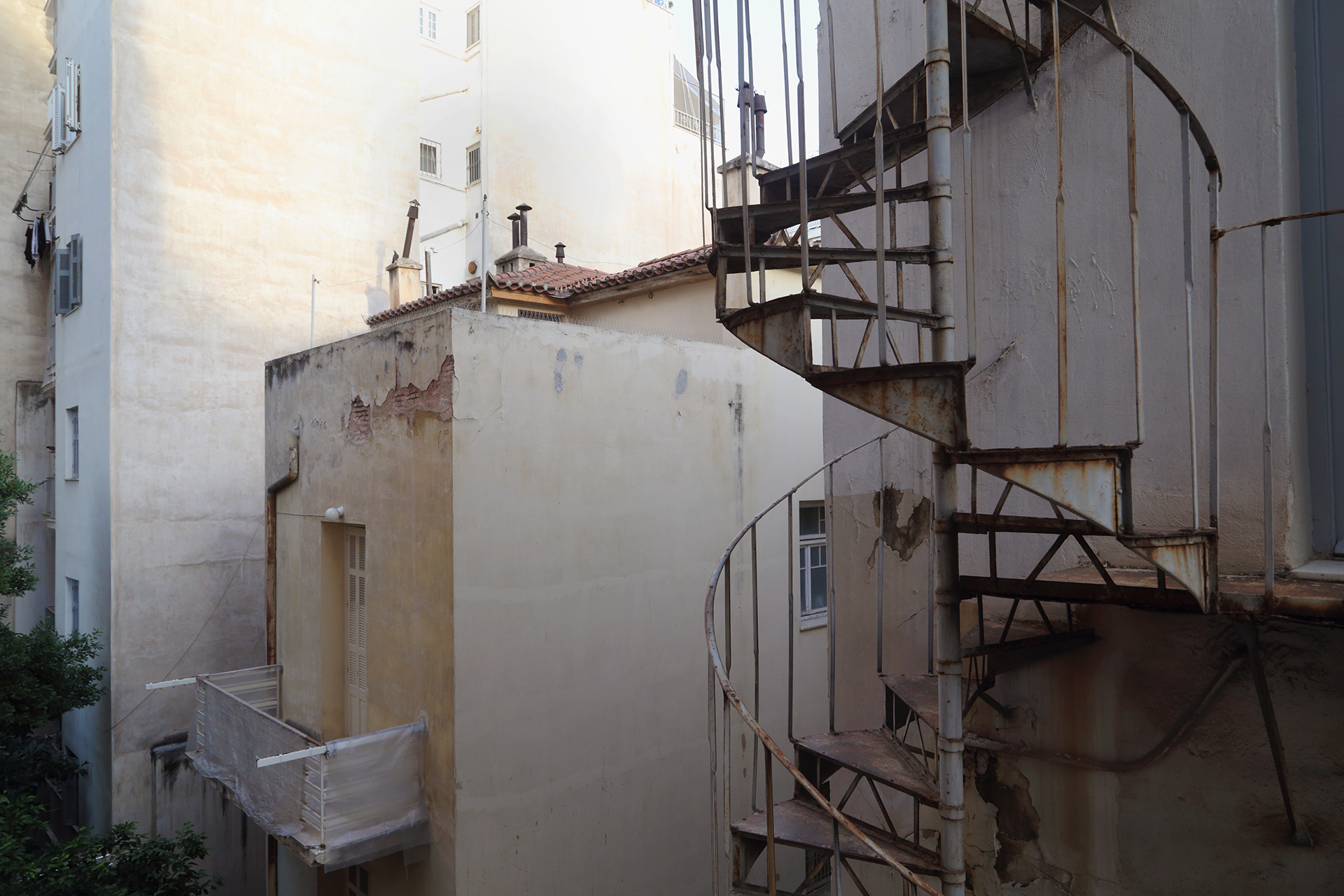 Read more about the article Σίμος Ιωσηφίδης: Η σκηνογραφία του παράλογου