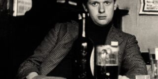 Κάτω από το Γαλατόδασος (απόσπ.) Μτφρ.: Παυλίνα Παμπούδη – Έφη Φρυδά