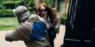 Γιούλη Ζαχαρίου: Έχουμε καταλήξει τόσο ακίνδυνοι; Η ‘’BUGONIA’’ του Γιώργου Λάνθιμου