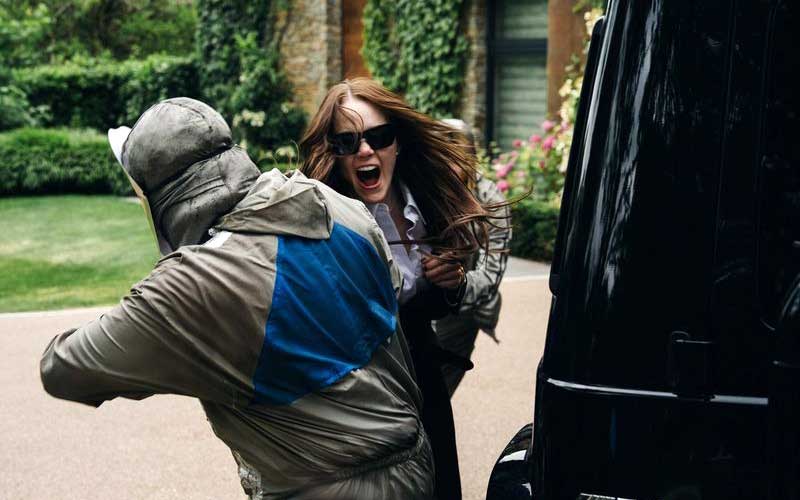 Read more about the article Γιούλη Ζαχαρίου: Έχουμε καταλήξει τόσο ακίνδυνοι; Η ‘’BUGONIA’’ του Γιώργου Λάνθιμου