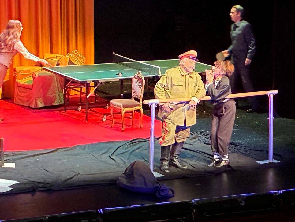 Read more about the article Ανθούλα Δανιήλ: Ο Τύραννος και η Κόρη στο Μέγαρο Μουσικής Αθηνών (αίθουσα «Σκαλκώτα»), σε κείμενο και σκηνοθεσία Χριστόφορου Χριστοφή -Κωνσταντίνος Μπούρας: «Ο τύραννος και η κόρη. Το τέλος τής παιδικής ηλικίας» (Ιλαροτραγωδία στα σύνορα τού Παραμυθιού).