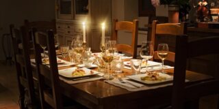 Παυλίνα Παμπούδη: Παλιά φωτογραφία, από γιορτινό τραπέζι. Σαν έτοιμη να διαλυθεί.