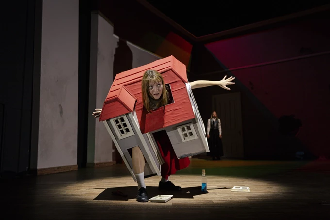 Read more about the article Κωνσταντίνος Μπούρας: «Περιπέτειες τής Αλίκης στη Χώρα τών Θαυμάτων», πολυθέαμα-ακρόαμα βασισμένο στο μυθιστόρημα του Λιούις Κάρολ σε εκπληκτικά σύγχρονη μετάφραση (για παιδιά όλων των ηλικιών) από την Ποιήτρια Παυλίνα Παμπούδη και σε σκηνοθεσία της Γεωργίας Μαυραγάνη στο Ολύμπια, Δημοτικό Μουσικό Θέατρο «Μαρία Κάλλας» από το «Μικρό Εθνικό / Παιδική Σκηνή».