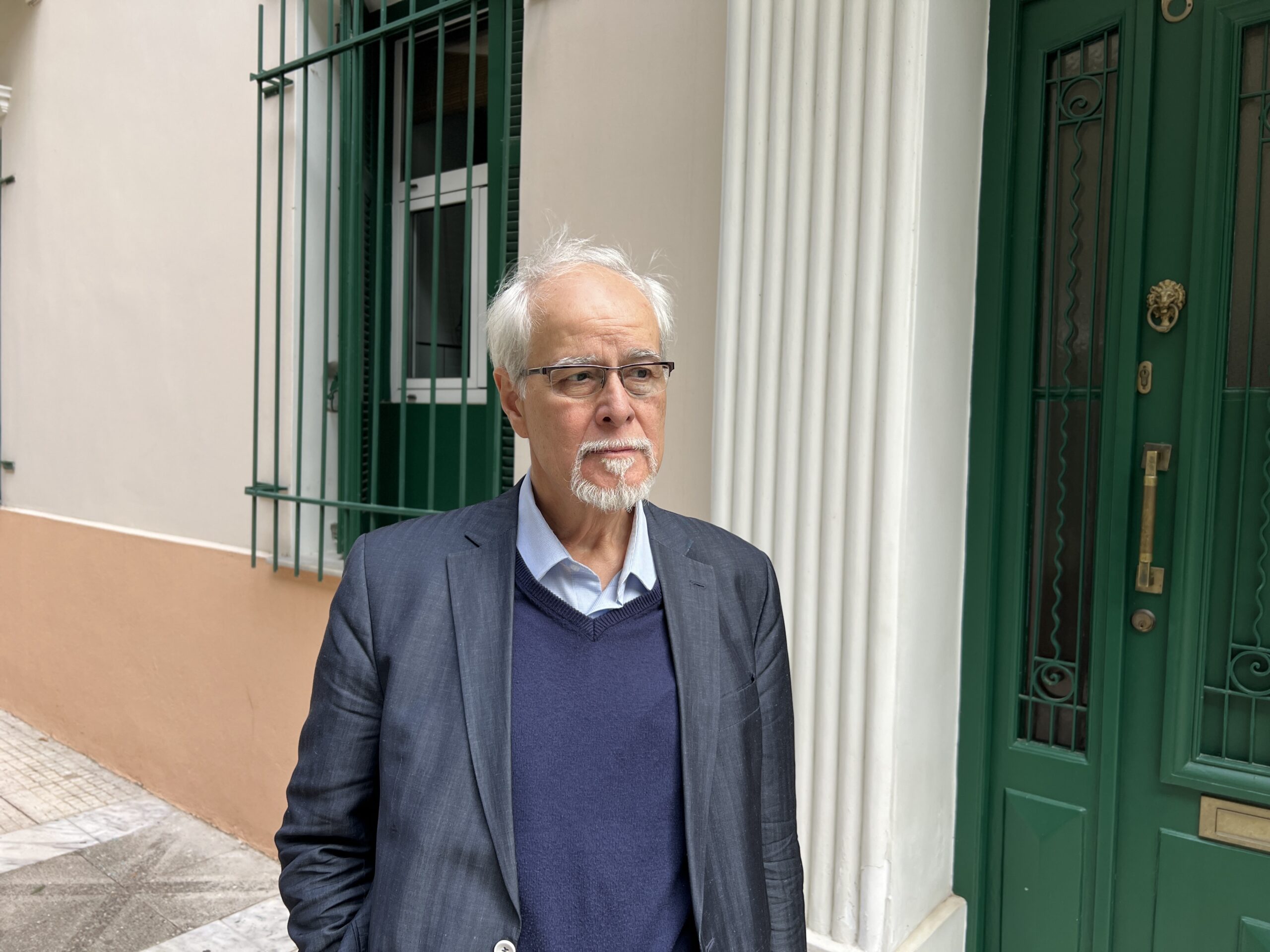 You are currently viewing Αλεξία Βλάρα: Μια συνέντευξη με τον Αθανάσιο Δαββέτα με την ευκαιρία της έκδοσης του βιβλίου του «Πολύ σας αγαπήσαμε»