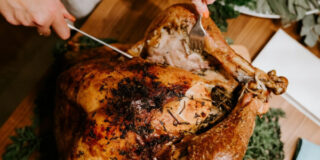 Τίνα Κωνσταντάτου: Οδηγός επιβίωσης στα γιορτινά οικογενειακά τραπέζια