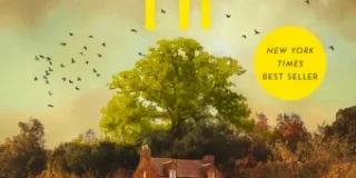 Κώστας Τραχανάς: » Κ. Λέσλι Χολ, «Ραγισμένη γη.  Εκδόσεις Ψυχογιός 2025, σελ.382. ISBN 978-618-01-6037-6