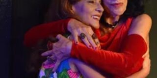 Κωνσταντίνος Μπούρας:  Η Χάρις Συμεωνίδου ως Μπέτι Ντέιβις στο Θέατρο Studio Κυψέλης στην κωμωδία της Ελίζαμπεθ Φούλερ «Η Μπέτι Ντέιβις στην πόλη σας».