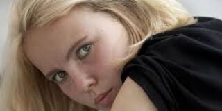 Cécile Coulon: Δεν μένω πολύ. Μετάφραση από τα γαλλικά: Γιώργος Κωνσταντίνος Μιχαηλίδης