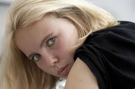 You are currently viewing Cécile Coulon: Δεν μένω πολύ. Μετάφραση από τα γαλλικά: Γιώργος Κωνσταντίνος Μιχαηλίδης