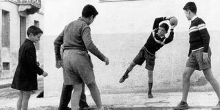 Φάνης Κωστόπουλος: ΤΑ  ΜΕΣΗΜΕΡΙΑ ΓΥΡΙΖΟΝΤΑΣ ΑΠΟ ΤΟ ΣΧΟΛΕΙΟ